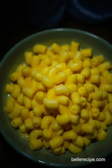 Ultimate Creamy Stovetop Mac n Cheese presentation