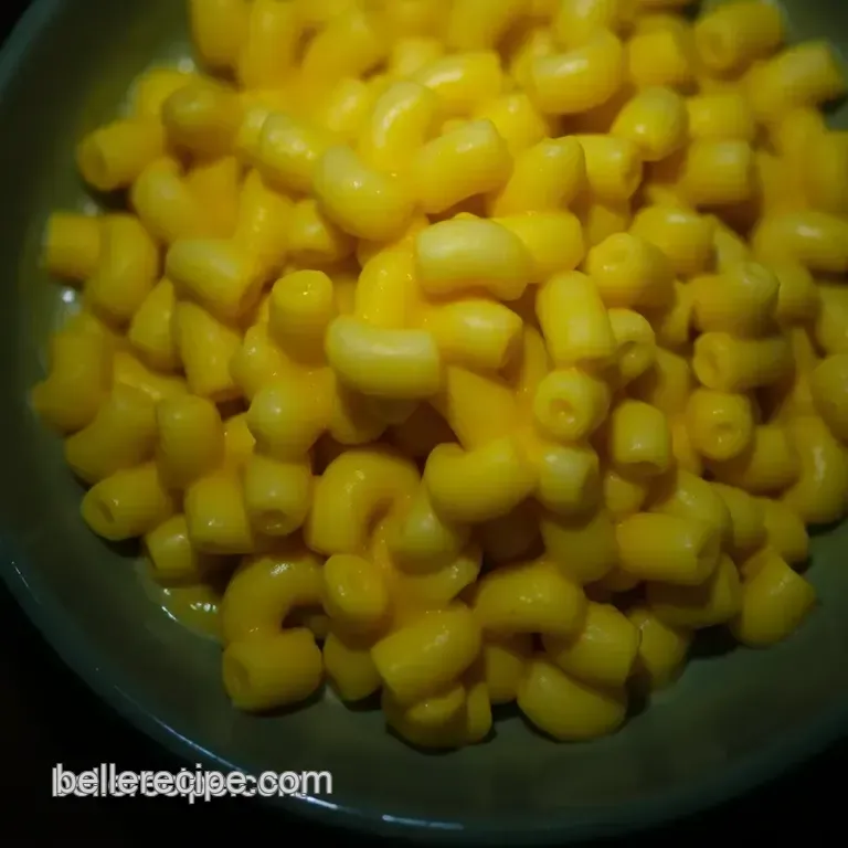 Ultimate Creamy Stovetop Mac N Cheese presentation